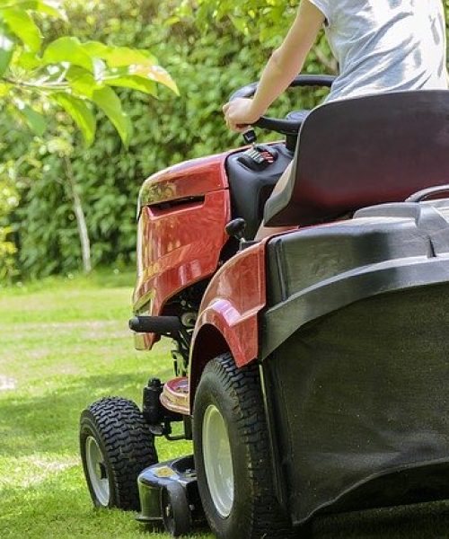 mowing-the-grass-1438159_640